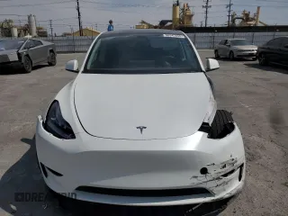 2023 Tesla Model Y Long Range z VIN 7SAYGDEE8PA030286, wystawiony jako Copart lot #50945465 z przebiegiem 43 676 mil mil oraz Szkoda całkowita • Salvage title. Historia ofert i sprzedaży dostępna na DreamBid. Obrazek 5.