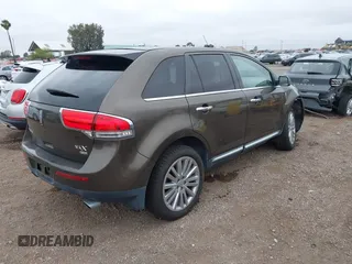 2011 Lincoln MKX z VIN 2LMDJ8JK2BBJ23510, wystawiony jako IAAI lot #42425759 z przebiegiem 138 844 mil mil oraz . Historia ofert i sprzedaży dostępna na DreamBid. Obrazek 4.