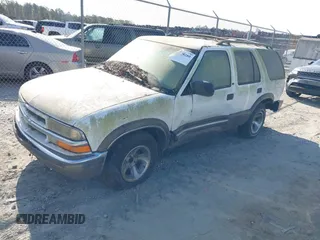 1999 Chevrolet Blazer LS z VIN 1GNCS13W9X2130068, wystawiony jako IAAI lot #41898280 z przebiegiem 171 764 mil mil oraz . Historia ofert i sprzedaży dostępna na DreamBid. Obrazek 2.