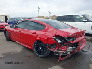 2022 BMW 8 Series M850i z VIN WBAGV8C04NCH90015, wystawiony jako IAAI lot #42020711 z przebiegiem 39 801 mil mil oraz . Historia ofert i sprzedaży dostępna na DreamBid. Obrazek 3.
