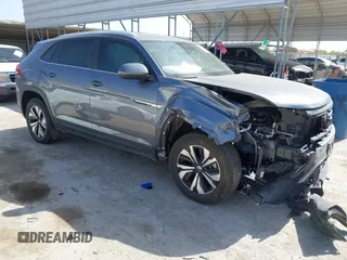 2024 Volkswagen Atlas SE z VIN 1V2DE2CA8RC202274, wystawiony jako IAAI lot #41864958 z przebiegiem 32 957 mil mil oraz . Historia ofert i sprzedaży dostępna na DreamBid. Obrazek 1.