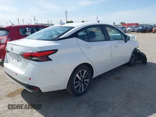 2022 Nissan Versa SV z VIN 3N1CN8EV4NL839437, wystawiony jako IAAI lot #42020629 z przebiegiem 46 138 mil mil oraz . Historia ofert i sprzedaży dostępna na DreamBid. Obrazek 4.
