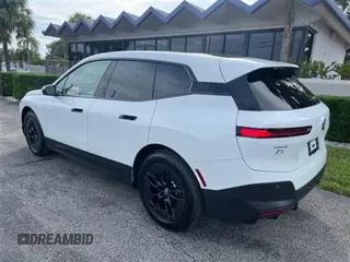 2025 BMW iX xDrive50 z VIN WB523CF08SCS84595, wystawiony jako Copart lot #59615305 z przebiegiem 9 mil mil oraz Szkoda całkowita • Salvage title. Historia ofert i sprzedaży dostępna na DreamBid. Obrazek 3.