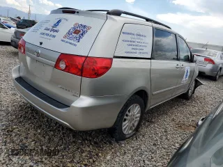 2008 Toyota Sienna XLE with VIN 5TDBK22C78S020454, listed as a Copart auction lot 70636964 with 192,735 mi miles and Salvage Title. Bid and sale history available at carsss.com. Image 3.