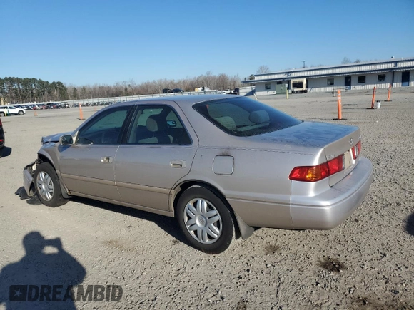 2000 Toyota Camry CE z VIN 4T1BG22K7YU738912, wystawiony jako Copart lot #88852845 z przebiegiem 122 569 mil mil oraz Szkoda całkowita • Salvage title. Historia ofert i sprzedaży dostępna na DreamBid. Obrazek 2.