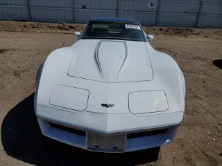 1982 Chevrolet Corvette z VIN 1G1AY8781C5121238, wystawiony jako Copart lot #47667705 z przebiegiem 34 307 mil mil oraz Czysty tytuł • Clean title. Historia ofert i sprzedaży dostępna na DreamBid. Obrazek 5.