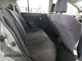 2008 Nissan Versa S z VIN 3N1BC13EX8L444176, wystawiony jako Copart lot #55516445 z przebiegiem 135 005 mil mil oraz Szkoda całkowita • Salvage title. Historia ofert i sprzedaży dostępna na DreamBid. Obrazek 11.