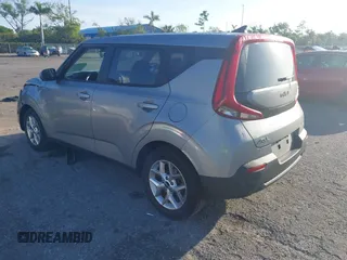 2022 Kia Soul LX with VIN KNDJ23AU7N7805591, listed as a IAAI auction lot 41800259 with 15,589 mi miles. Bid and sale history available at carsss.com. Image 3.