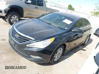 2013 Hyundai Sonata GLS z VIN 5NPEB4AC8DH553567, wystawiony jako IAAI lot #42370521 z przebiegiem 143 295 mil mil oraz . Historia ofert i sprzedaży dostępna na DreamBid. Obrazek 2.