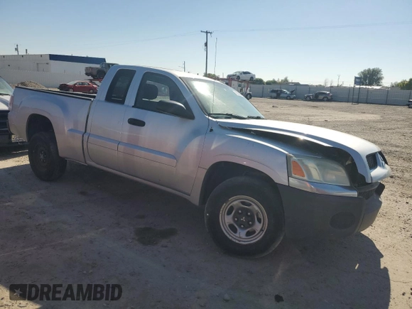 2006 Mitsubishi Raider LS z VIN 1Z7HC22K06S581912, wystawiony jako Copart lot #70500254 z przebiegiem 137 038 mil mil oraz Szkoda całkowita • Salvage title. Historia ofert i sprzedaży dostępna na DreamBid. Obrazek 4.