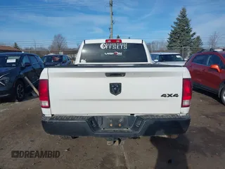 2018 Ram 1500 Express z VIN 1C6RR7FT0JS232912, wystawiony jako IAAI lot #41876834 z przebiegiem 137 642 mil mil oraz . Historia ofert i sprzedaży dostępna na DreamBid. Obrazek 16.