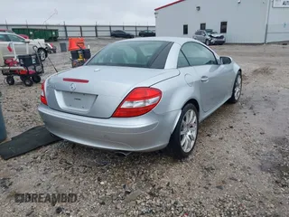 2005 Mercedes-Benz SLK 230/320 z VIN WDBWK56FX5F075529, wystawiony jako IAAI lot #41535391 z przebiegiem 104 792 mil mil oraz . Historia ofert i sprzedaży dostępna na DreamBid. Obrazek 4.