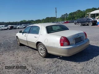 2006 Lincoln Town Car Signature z VIN 1LNHM81V36Y647420, wystawiony jako IAAI lot #42052750 z przebiegiem 251 115 mil mil oraz . Historia ofert i sprzedaży dostępna na DreamBid. Obrazek 3.