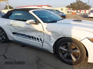 2016 Ford Mustang V6 z VIN 1FATP8EMXG5243434, wystawiony jako IAAI lot #41484039 z przebiegiem 131 032 mil mil oraz . Historia ofert i sprzedaży dostępna na DreamBid. Obrazek 6.