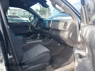 2020 Toyota Tacoma SR5 z VIN 5TFCZ5AN9LX216032, wystawiony jako IAAI lot #41448197 z przebiegiem 128 581 mil mil oraz . Historia ofert i sprzedaży dostępna na DreamBid. Obrazek 5.