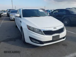 2013 Kia Optima LX z VIN 5XXGM4A7XDG097539, wystawiony jako IAAI lot #41471939 z przebiegiem 141 038 mil mil oraz . Historia ofert i sprzedaży dostępna na DreamBid. Obrazek 1.