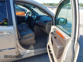 2014 Chrysler Town & Country Touring with VIN 2C4RC1BG4ER372629, listed as a IAAI auction lot 42060762 with 180,662 mi miles. Bid and sale history available at carsss.com. Image 5.