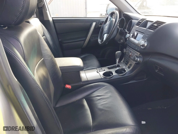 2011 Toyota Highlander with VIN 5TDZK3EH0BS036935, listed as a IAAI auction lot 41527060 with 277,595 mi miles. Bid and sale history available at carsss.com. Image 5.