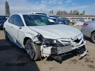 2023 Toyota Camry SE z VIN 4T1G11AK9PU160748, wystawiony jako IAAI lot #41655192 z przebiegiem 23 086 mil mil oraz . Historia ofert i sprzedaży dostępna na DreamBid. Obrazek 1.