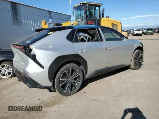 2023 Toyota bZ4X XLE z VIN JTMABACA6PA006558, wystawiony jako Copart lot #66549804 z przebiegiem 10 994 mil mil oraz Czysty tytuł • Clean title. Historia ofert i sprzedaży dostępna na DreamBid. Obrazek 3.