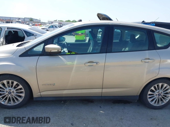 2017 Ford C-Max SE z VIN 1FADP5AU7HL117831, wystawiony jako IAAI lot #42034045 z przebiegiem 124 014 mil mil oraz . Historia ofert i sprzedaży dostępna na DreamBid. Obrazek 14.