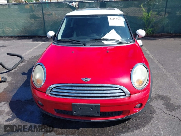 2009 MINI Hardtop z VIN WMWMF33529TW79643, wystawiony jako IAAI lot #42193593 z przebiegiem 129 321 mil mil oraz . Historia ofert i sprzedaży dostępna na DreamBid. Obrazek 6.