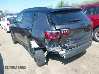 2021 Jeep Compass Latitude z VIN 3C4NJDBB4MT555101, wystawiony jako IAAI lot #42086222 z przebiegiem 45 785 mil mil oraz . Historia ofert i sprzedaży dostępna na DreamBid. Obrazek 3.