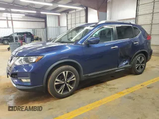 2017 Nissan Rogue SV z VIN JN8AT2MV7HW013127, wystawiony jako Copart lot #56920665 z przebiegiem 131 116 mil mil oraz Szkoda całkowita • Salvage title. Historia ofert i sprzedaży dostępna na DreamBid. Obrazek 1.
