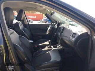 2020 Jeep Compass Altitude z VIN 3C4NJCBB8LT199034, wystawiony jako IAAI lot #42008510 z przebiegiem Nie podano mil oraz . Historia ofert i sprzedaży dostępna na DreamBid. Obrazek 5.