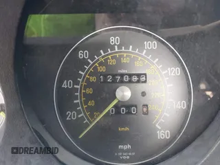 1985 Mercedes-Benz 380 z VIN WDBBA45C4FA016168, wystawiony jako IAAI lot #42245527 z przebiegiem 127 083 mil mil oraz . Historia ofert i sprzedaży dostępna na DreamBid. Obrazek 7.