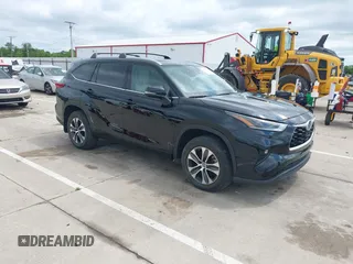 2021 Toyota Highlander XLE with VIN 5TDGZRBH2MS141750, listed as a IAAI auction lot 42771560 with 41,040 mi miles and . Bid and sale history available at DreamBid. Image 1.