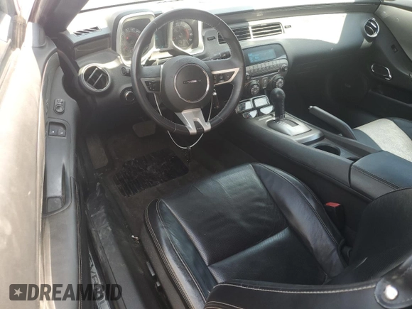 2010 Chevrolet Camaro 2SS z VIN 2G1FK1EJ9A9166335, wystawiony jako Copart lot #54529445 z przebiegiem 75 407 mil mil oraz Szkody całkowita. Historia ofert i sprzedaży dostępna na DreamBid. Obrazek 8.