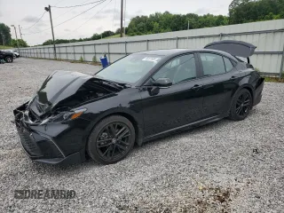 2025 Toyota Camry LE z VIN 4T1DAACK6SU004028, wystawiony jako Copart lot #56207085 z przebiegiem 10 712 mil mil oraz Szkoda całkowita • Salvage title. Historia ofert i sprzedaży dostępna na DreamBid. Obrazek 1.