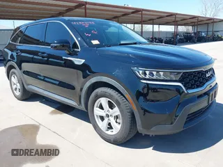 2023 Kia Sorento LX z VIN 5XYRG4LC7PG186494, wystawiony jako IAAI lot #41825188 z przebiegiem 50 234 mil mil oraz . Historia ofert i sprzedaży dostępna na DreamBid. Obrazek 1.