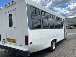 2005 Ford Econoline Cargo z VIN 1FDXE45S15HA86103, wystawiony jako Copart lot #57463555 z przebiegiem 41 714 mil mil oraz Czysty tytuł • Clean title. Historia ofert i sprzedaży dostępna na DreamBid. Obrazek 4.