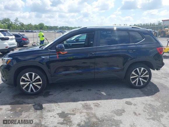 2024 Volkswagen Taos SE with VIN 3VVEX7B27RM124612, listed as a IAAI auction lot 41921014 with 8,880 mi miles. Bid and sale history available at carsss.com. Image 15.