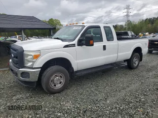 2015 Ford F-250 XLT z VIN 1FT7X2B6XFEA74111, wystawiony jako Copart lot #52918695 z przebiegiem 114 522 mil mil oraz Szkody całkowita. Historia ofert i sprzedaży dostępna na DreamBid. Obrazek 1.