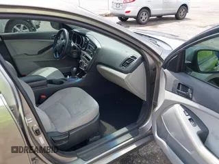 2013 Kia Optima LX z VIN 5XXGM4A70DG098148, wystawiony jako IAAI lot #42352296 z przebiegiem 162 702 mil mil oraz . Historia ofert i sprzedaży dostępna na DreamBid. Obrazek 5.