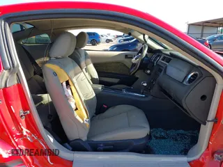 2011 Ford Mustang V6 z VIN 1ZVBP8AM2B5115755, wystawiony jako IAAI lot #41683472 z przebiegiem 183 219 mil mil oraz . Historia ofert i sprzedaży dostępna na DreamBid. Obrazek 5.