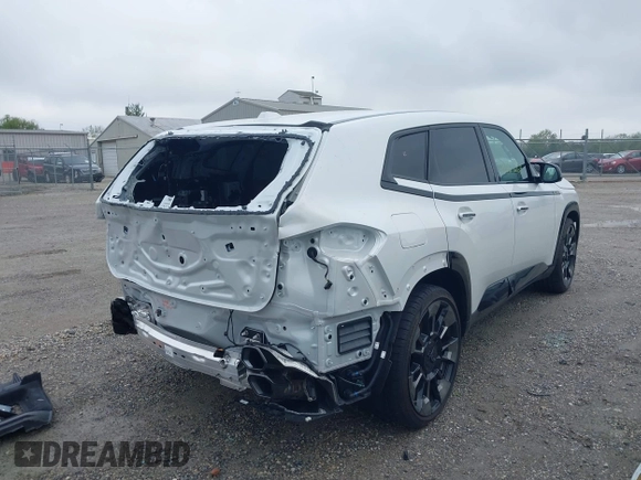 2024 BMW XM z VIN 5YM23CS0XR9U57042, wystawiony jako IAAI lot #40467269 z przebiegiem 2888 mil mil oraz . Historia ofert i sprzedaży dostępna na DreamBid. Obrazek 4.