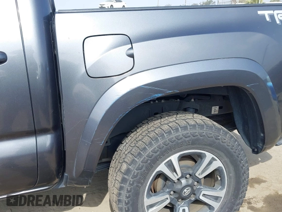 2017 Toyota Tacoma SR5 z VIN 3TMAZ5CN2HM047103, wystawiony jako IAAI lot #42344844 z przebiegiem 88 090 mil mil oraz . Historia ofert i sprzedaży dostępna na DreamBid. Obrazek 6.