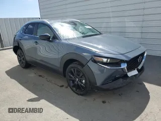2025 Mazda CX-30 S Carbon Edition z VIN 3MVDMBCM2SM799150, wystawiony jako Copart lot #50815975 z przebiegiem 223 mil mil oraz Szkoda całkowita • Salvage title. Historia ofert i sprzedaży dostępna na DreamBid. Obrazek 4.