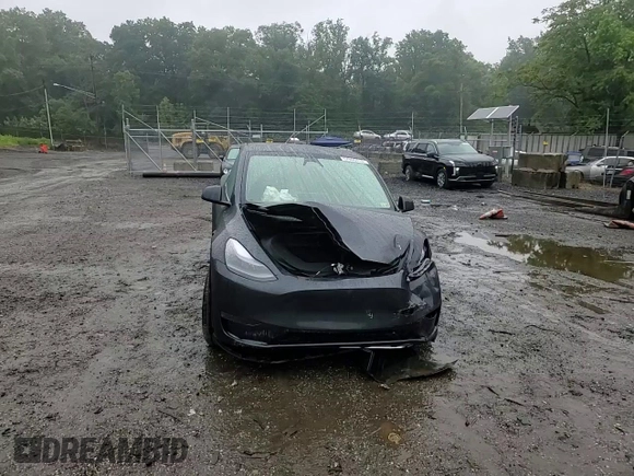 2024 Tesla Model Y z VIN 7SAYGDEDXRF076893, wystawiony jako Copart lot #57966515 z przebiegiem 9 200 mil mil oraz Szkoda całkowita • Salvage title. Historia ofert i sprzedaży dostępna na DreamBid. Obrazek 14.