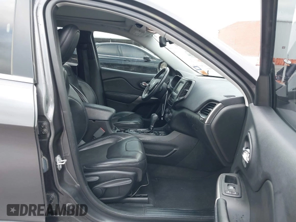 2019 Jeep Cherokee Latitude Plus z VIN 1C4PJLLX1KD241874, wystawiony jako IAAI lot #41313447 z przebiegiem 108 649 mil mil oraz . Historia ofert i sprzedaży dostępna na DreamBid. Obrazek 5.