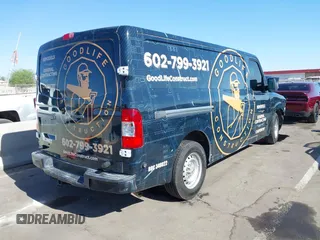 2018 Nissan NV Cargo S z VIN 1N6BF0KM6JN800780, wystawiony jako IAAI lot #42304093 z przebiegiem 113 557 mil mil oraz . Historia ofert i sprzedaży dostępna na DreamBid. Obrazek 4.