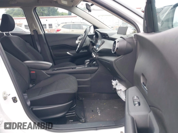 2023 Nissan Kicks SV z VIN 3N1CP5CV3PL563363, wystawiony jako IAAI lot #42714470 z przebiegiem 43 127 mil mil oraz . Historia ofert i sprzedaży dostępna na DreamBid. Obrazek 5.