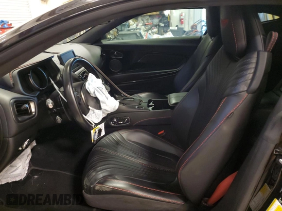 2018 Aston Martin DB11 z VIN SCFRMFAV6JGL03707, wystawiony jako Copart lot #81757644 z przebiegiem Nie podano mil oraz Szkody całkowita. Historia ofert i sprzedaży dostępna na DreamBid. Obrazek 7.