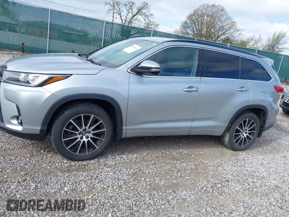2018 Toyota Highlander SE z VIN 5TDJZRFHXJS800427, wystawiony jako IAAI lot #41902639 z przebiegiem 88 140 mil mil oraz . Historia ofert i sprzedaży dostępna na DreamBid. Obrazek 14.