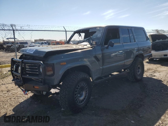 1987 Toyota Land Cruiser z VIN JT3FJ60G4H1135841, wystawiony jako Copart lot #88982685 z przebiegiem Nie podano mil oraz Nie do naprawy • Non repairable. Historia ofert i sprzedaży dostępna na DreamBid. Obrazek 1.