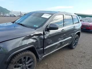 2017 Jeep Grand Cherokee Laredo z VIN 1C4RJFAG1HC744669, wystawiony jako IAAI lot #42269885 z przebiegiem 123 271 mil mil oraz . Historia ofert i sprzedaży dostępna na DreamBid. Obrazek 6.